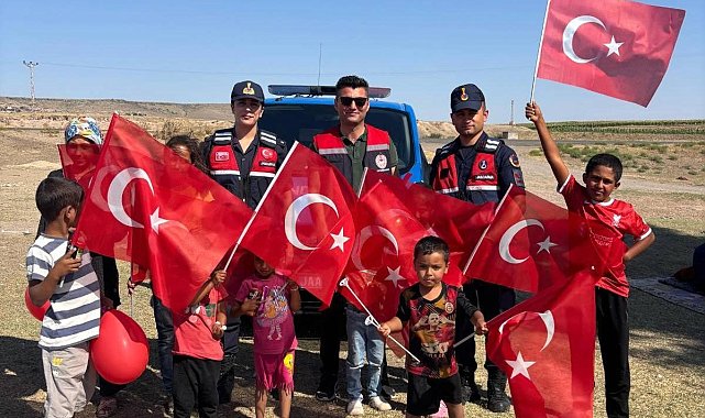 Kırşehir'de jandarma, tarım işçilerinin çocuklarıyla buluştu