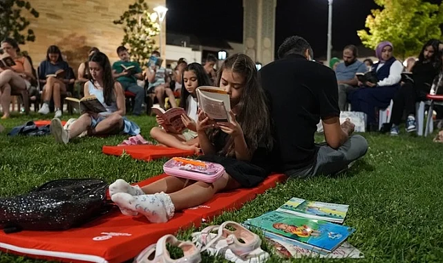 Kitapseverler sessiz okuma etkinliğinde bir araya geldi