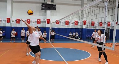 Kız çocuklarından voleybol kursuna yoğun ilgi