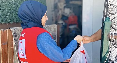 Kızılay, ihtiyaç sahibi ailelere adak eti dağıtımı gerçekleştirdi