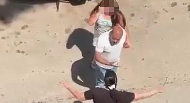Kızını bıçakla kovaladı, o anlar kamerada