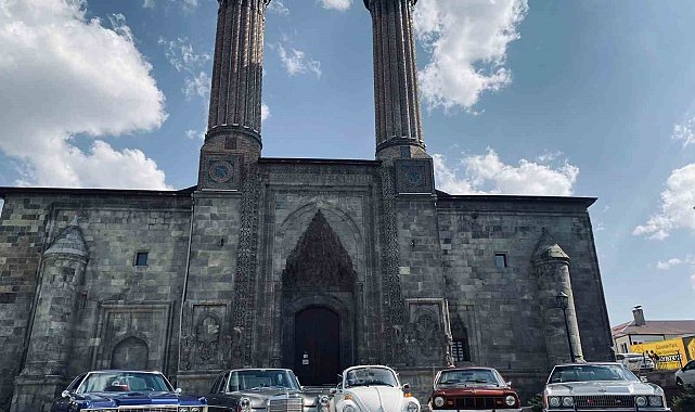 Klasik otomobil tutkunları Erzurum'da buluşuyor