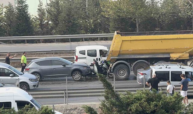 Kocaeli'de feci kaza: Motosiklet sürücüsü kamyonla otomobil arasına sıkıştı