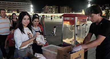 Kocaeli'nde sinema keyfi Milli İrade Meydanı'nda yaşanıyor