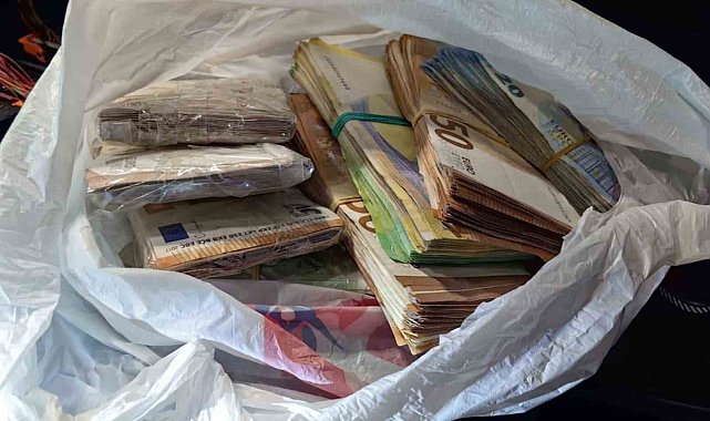 Koltuk ve gösterge paneline gizlediği 55 bin euro ile yakalandı