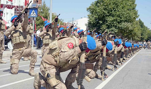 Komandolardan hayran bırakan Zafer Bayramı gösterisi