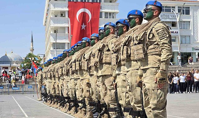 Komandoların gösterisi beğeni topladı, 30 Ağustos coşkuyla kutlandı