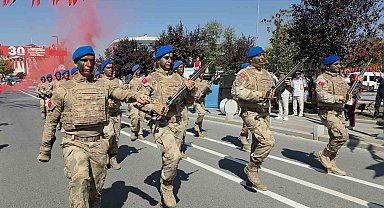 Komandoların gösterisi coşkuyla izlendi