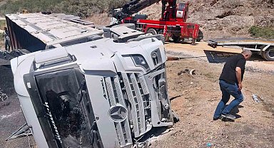 Kömür yüklü tır devrildi: Sürücünün burnu bile kanamadı