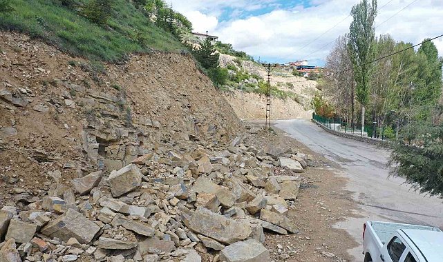 Konak Mahallesi'nde depremde zarar gören köprü ve yol yenilendi
