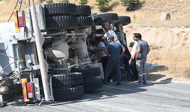 Kontrolden çıkan beton mikseri refüje devrildi: 1 yaralı