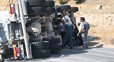 Kontrolden çıkan beton mikseri refüje devrildi: 1 yaralı