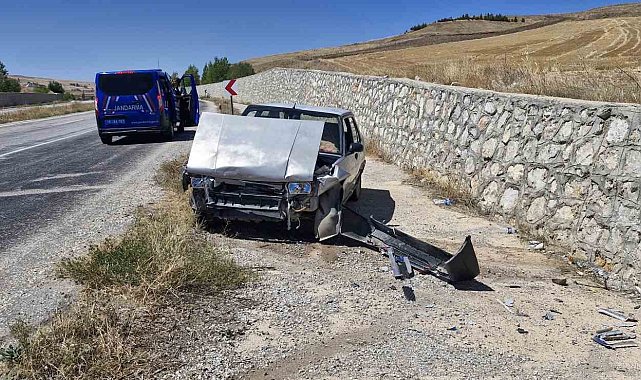 Kontrolden çıkan Fiat Tofaş otomobil duvara çarptı: 2 yaralı