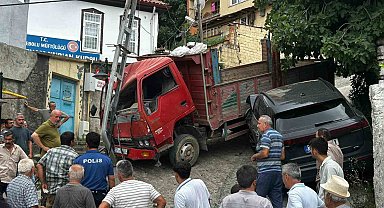 Kontrolden çıkan kamyon park halindeki araç ile elektrik direğine çarparak durabildi
