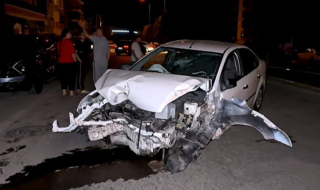 Kontrolden çıkan otomobil ağacı ve direği devirdi, sürücü kaçtı
