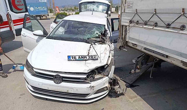 Kontrolden çıkan otomobil benzinlikteki tıra çarptı