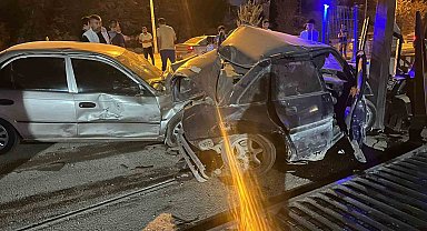 Kontrolden çıkan otomobil park halindeki araca çarptı... O anlar kamerada