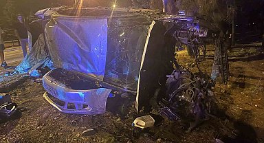 Kontrolden çıkan otomobil taklalar atıp ağaca çarptı, hurdaya dönen araçta 4 kişi yaralandı