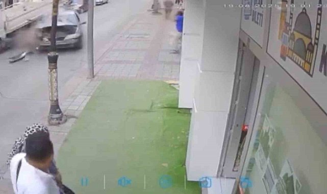 Kontrolünü kaybeden sürücünün caddeyi birbirine kattığı kaza kamerada