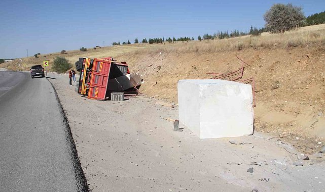 Konya'da mermer blok ve tomruk taşıyan tırlar devrildi: 2 yaralı