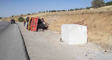 Konya'da mermer blok ve tomruk taşıyan tırlar devrildi: 2 yaralı
