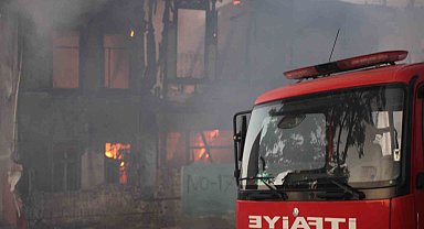 Konya'da metruk binada yangın