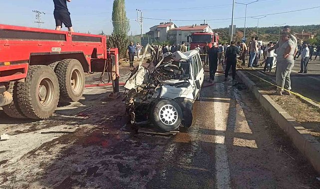 Konya'da otomobil tırla çarpıştı: 3 ölü