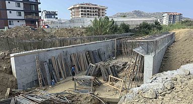 Köprü inşaatında düşen işçi ağır yaralandı