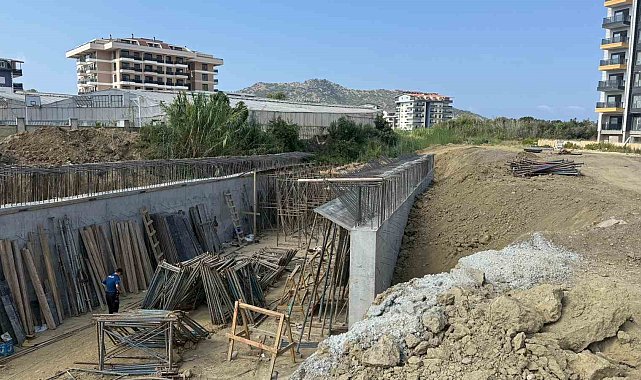 Köprü inşaatında düşen işçi tedavi gördüğü hastanede hayatını kaybetti