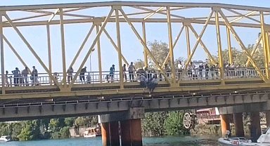 Köprüye çıkan şahsı Özel Güvenlik görevlileri vazgeçirdi