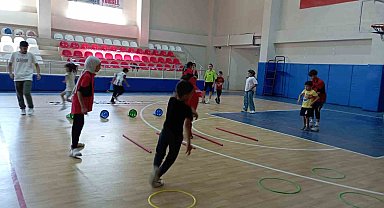 Korkut'ta kort tenisi antrenmanları devam ediyor