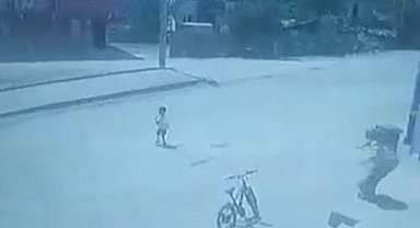 Koşarak caddeye çıkan 4 yaşındaki çocuğa otomobil böyle çarptı