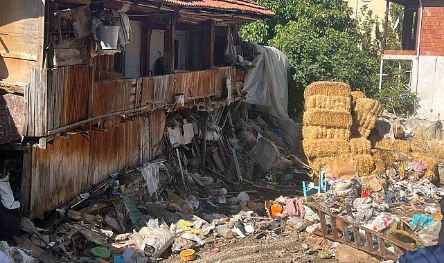 Kötü kokunun kaynağı ortaya çıkınca mahalleli şaşkına döndü