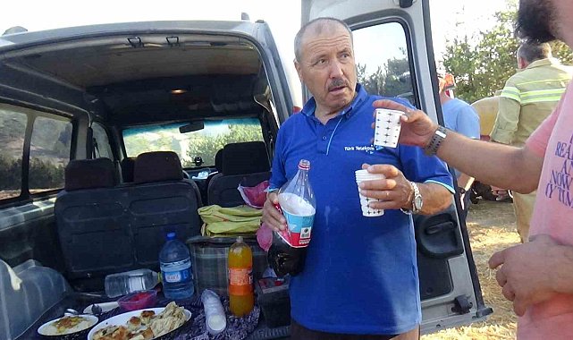 Köylü çiftten yangın söndürme ekiplerine yemek desteği