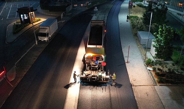 Küçükçekmece'de asfalt çalışmaları ile yol konforu artıyor
