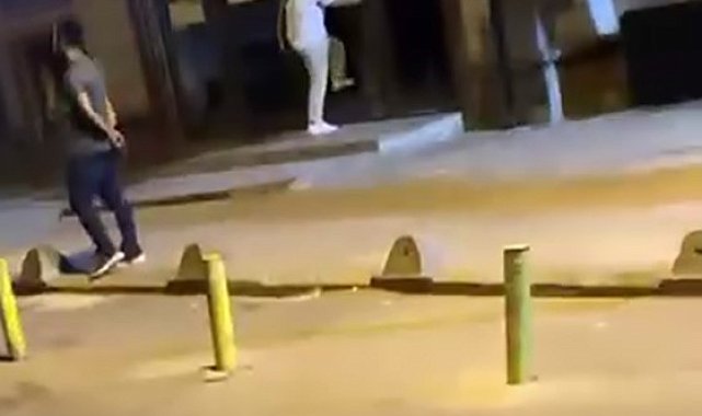 Küçükçekmece'de bir kadın caminin kapısını taşla kırıp, mahalleyi ayağa kaldırdı