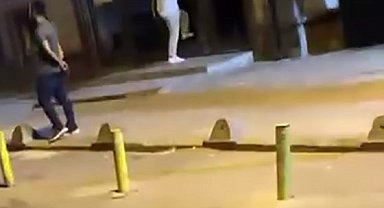Küçükçekmece'de bir kadın caminin kapısını taşla kırıp, mahalleyi ayağa kaldırdı