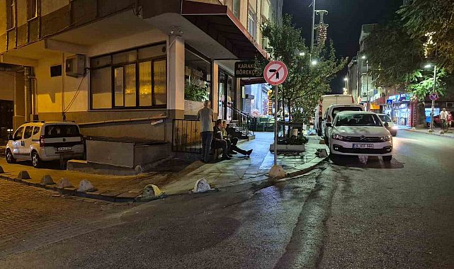 Küçükçekmece'de kız arkadaşıyla yürüyen gence silahlı saldırı kamerada