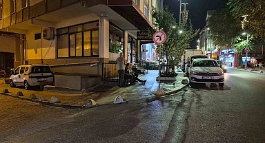Küçükçekmece'de kız arkadaşıyla yürüyen gence silahlı saldırı kamerada