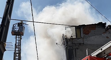 Küçükçekmece'de korkutan çatı yangını
