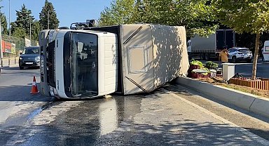 Küçükçekmece'de sebze yüklü kamyonet devrildi: 2 yaralı