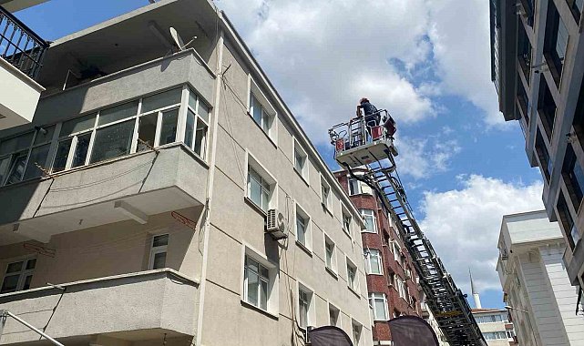 Küçükçekmece'de yıkımı yapılan binanın bir kısmı bir anda çöktü