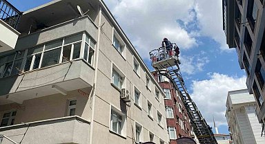 Küçükçekmece'de yıkımı yapılan binanın bir kısmı bir anda çöktü