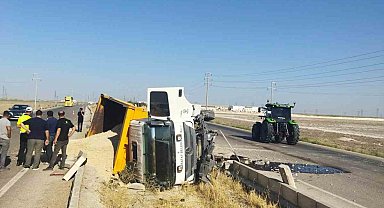 Kum yüklü kamyon refüje devrildi: 1 yaralı