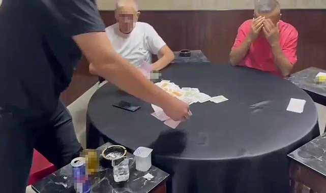 Kumar masasında yakalanan şahıs, 'kameraya çekme' diyerek tepki gösterdi