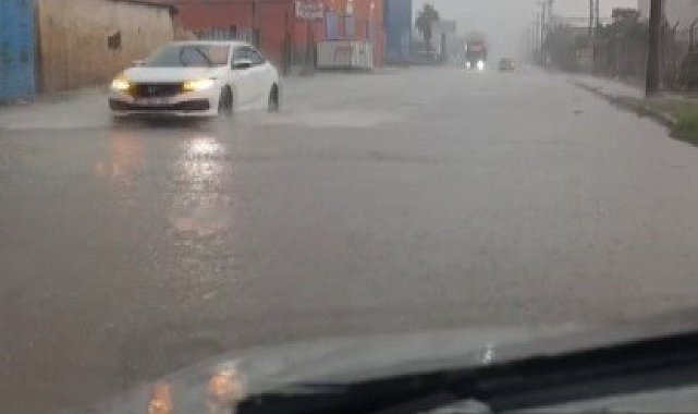 Kuraklığın etkisini hissettirdiği Hatay'da etkili olan sağanak yağmur yolları göle çevirdi