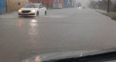 Kuraklığın etkisini hissettirdiği Hatay'da etkili olan sağanak yağmur yolları göle çevirdi
