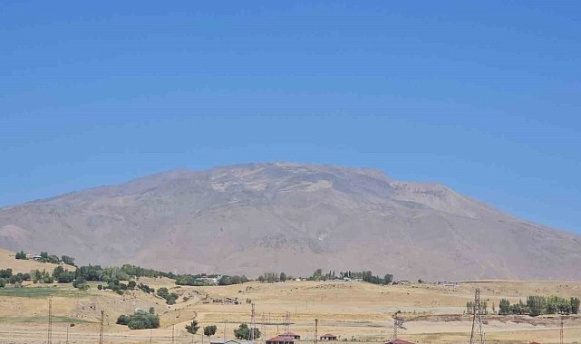 Kuraklık Süphan Dağı'nı vurdu: Aşırı sıcaklar Süphan Dağı'nın karını eritti