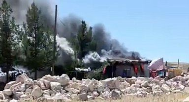 Kurtalan'da köy evinde yangın çıktı