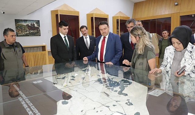 Kütahya Valisi Işın, Dumlupınar Kurtuluş Savaşı Müzesi ve Atatürk Karargâh Evi'ni ziyaret etti